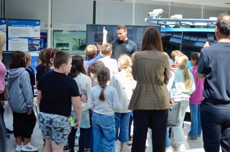 Schulklasse zu Besuch am MCube Stand auf dem TUM Stustainability Day 2024