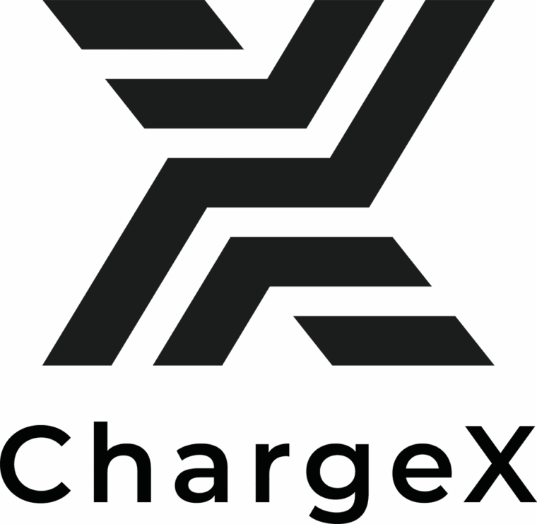 Das Logo von ChargeX besteht aus zwei Elementen: einem markanten, abstrakten Symbol oben und dem schwarzen Schriftzug „ChargeX“ darunter. Das Symbol ist in Schwarz gehalten und setzt sich aus mehreren diagonal angeordneten, parallelen Linien und Flächen zusammen, die gemeinsam ein dynamisches, stilisiertes „X“ formen.