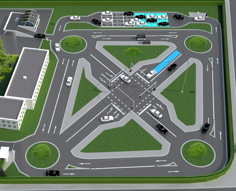 Computergenerierte Grafik eines komplexen Verkehrstrainingsplatzes mit mehreren Kreisverkehren, Kreuzungen und verschiedenen Fahrspuren. Verschiedene Fahrzeuge, darunter weiße und schwarze Autos, fahren auf den Straßen. Der Platz scheint für Fahrsicherheitstrainings oder Tests im Verkehrsmanagement konzipiert zu sein