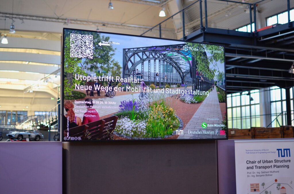 Blick auf die Leinwand, die die erste Seite der Präsentation zur Speaker Series #21 mit dem Thema "Utopie tirfft Realität: Neue Wege der Mobilität und Stadtgestaltung".