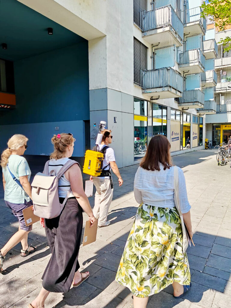 Menschen gehen spazieren in Moosach
