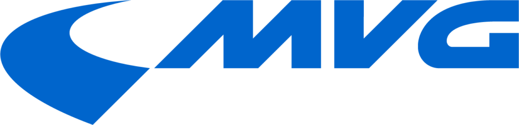 Das Bild zeigt das Logo der MVG (Münchner Verkehrsgesellschaft). Das Logo ist in einem dunklen Blauton gehalten und besteht aus einem stilisierten geschwungenen Pfeil, der nach links zeigt, sowie den Buchstaben „MVG“ in Großbuchstaben rechts daneben.