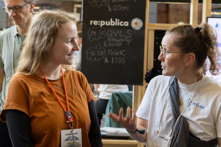 Johanna Wantzen (r., MCube) im Gespräch auf der re:publica 2026